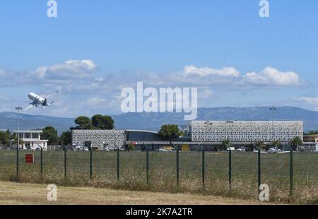 PERPIGNAN AM 22. Juni 2020 / Luftfahrt / die BELUGA XL der Firma Airbus führt im starken Wind (Tramontan) am Flughafen Perpignan Touch and Go durch. Stockfoto