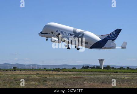 PERPIGNAN AM 22. Juni 2020 / Luftfahrt / die BELUGA XL der Firma Airbus führt im starken Wind (Tramontan) am Flughafen Perpignan Touch and Go durch. Stockfoto