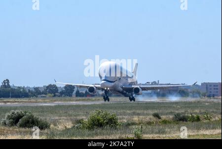 PERPIGNAN AM 22. Juni 2020 / Luftfahrt / die BELUGA XL der Firma Airbus führt im starken Wind (Tramontan) am Flughafen Perpignan Touch and Go durch. Stockfoto