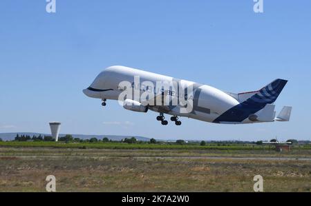 PERPIGNAN AM 22. Juni 2020 / Luftfahrt / die BELUGA XL der Firma Airbus führt im starken Wind (Tramontan) am Flughafen Perpignan Touch and Go durch. Stockfoto