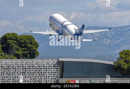 PERPIGNAN AM 22. Juni 2020 / Luftfahrt / die BELUGA XL der Firma Airbus führt im starken Wind (Tramontan) am Flughafen Perpignan Touch and Go durch. Stockfoto