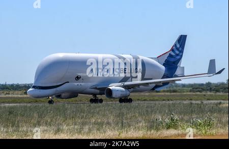 PERPIGNAN AM 22. Juni 2020 / Luftfahrt / die BELUGA XL der Firma Airbus führt im starken Wind (Tramontan) am Flughafen Perpignan Touch and Go durch. Stockfoto