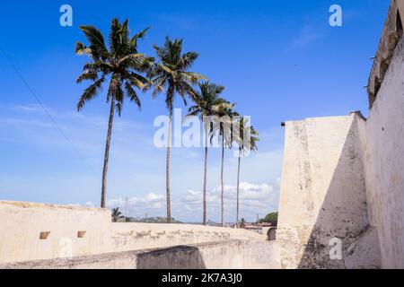 Elmina, Ghana - 15. April 2022: Panoramablick auf das Elmina Slave Castle an der Atlantikküste in Ghana Stockfoto