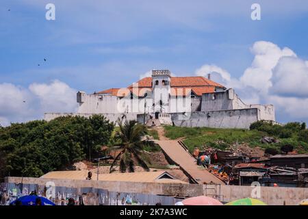 Elmina, Ghana - 15. April 2022: Panoramablick auf das Elmina Slave Castle an der Atlantikküste in Ghana Stockfoto