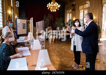 Alexis Sciard / IP3; Paris, Frankreich, Juni 28 - die aktuelle Bürgermeisterin von Paris und Kandidatin für die Wiederwahl Anne Hidalgo besucht die Wahllokale des Pariser Rathauses im 6.. Bezirk. Die zweite Runde der Kommunalwahlen fand heute, Sonntag, 28. Juni, in Frankreich statt. Es wurden außergewöhnliche Gesundheitsmaßnahmen ergriffen, um die Menschen, die die Wahllokale verwalten sollten, und die Bürger, die zur Abstimmung kamen, zu schützen Stockfoto