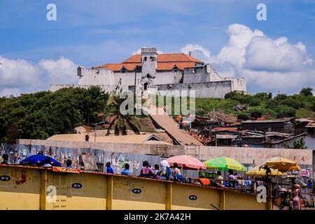 Elmina, Ghana - 15. April 2022: Panoramablick auf das Elmina Slave Castle an der Atlantikküste in Ghana Stockfoto