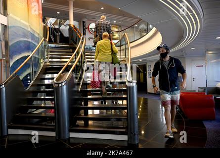 2020/06/29. Nach mehreren Wochen Pause nimmt die Brittany Ferries ihre Drehungen mit Passagieren wieder auf. Heute Morgen verließ der Mont Saint Michel um 8:30 Uhr Ouistreham nach Portsmouth. Stockfoto