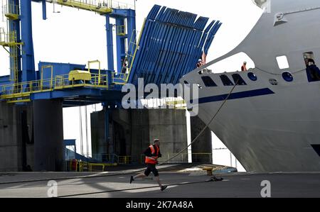 2020/06/29. Nach mehreren Wochen Pause nimmt die Brittany Ferries ihre Drehungen mit Passagieren wieder auf. Heute Morgen verließ der Mont Saint Michel um 8:30 Uhr Ouistreham nach Portsmouth. Stockfoto