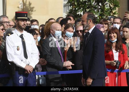 ©Sebastien Muylaert/MAXPPP - der ehemalige französische Premierminister Edouard Philippe wird von den Teilnehmern begrüßt, als er den Innenhof des Matignon Hotels am Ende der Übergabezeremonie mit dem neu ernannten Premierminister in Paris verlässt. 03.07.2020 Stockfoto