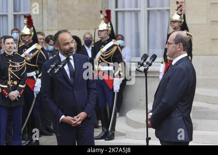 ©Sebastien Muylaert/MAXPPP - der ehemalige französische Premierminister Edouard Philippe und der neu ernannte Premierminister Jean Castex halten während der Übergabezeremonie im Matignon Hotel in Paris eine Rede. 03.07.2020 Stockfoto