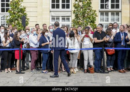 ©Sebastien Muylaert/MAXPPP - der ehemalige französische Premierminister Edouard Philippe wird von den Teilnehmern begrüßt, als er den Innenhof des Matignon Hotels am Ende der Übergabezeremonie mit dem neu ernannten Premierminister in Paris verlässt. 03.07.2020 Stockfoto