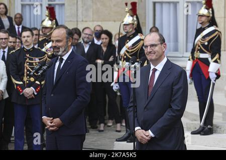 ©Sebastien Muylaert/MAXPPP - der ehemalige französische Premierminister Edouard Philippe und der neu ernannte Premierminister Jean Castex halten während der Übergabezeremonie im Matignon Hotel in Paris eine Rede. 03.07.2020 Stockfoto