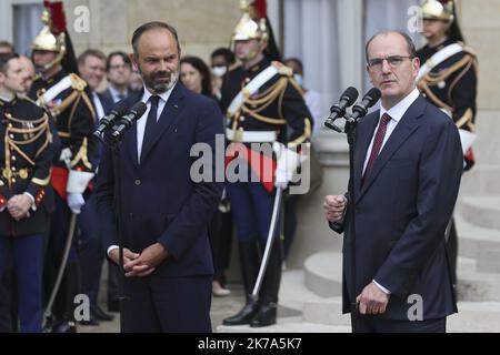 ©Sebastien Muylaert/MAXPPP - der ehemalige französische Premierminister Edouard Philippe und der neu ernannte Premierminister Jean Castex halten während der Übergabezeremonie im Matignon Hotel in Paris eine Rede. 03.07.2020 Stockfoto