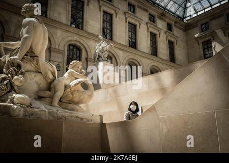 / 06/07/2020 - Frankreich / Ile-de-France (Region) / Paris - Paris, 6. Juli 2020. Dreieinhalb Monate nach der Schließung aufgrund einer Gesundheitskrise öffnet das Louvre-Museum seine Pforten für die Öffentlichkeit... Maskiert. Stockfoto