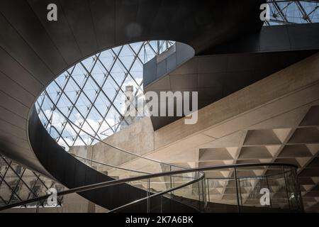 / 06/07/2020 - Frankreich / Ile-de-France (Region) / Paris - Paris, 6. Juli 2020. Dreieinhalb Monate nach der Schließung aufgrund einer Gesundheitskrise öffnet das Louvre-Museum seine Pforten für die Öffentlichkeit... Maskiert. Stockfoto