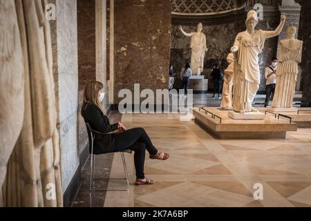 / 06/07/2020 - Frankreich / Ile-de-France (Region) / Paris - Paris, 6. Juli 2020. Dreieinhalb Monate nach der Schließung aufgrund einer Gesundheitskrise öffnet das Louvre-Museum seine Pforten für die Öffentlichkeit... Maskiert. Stockfoto