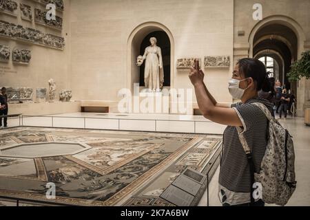 / 06/07/2020 - Frankreich / Ile-de-France (Region) / Paris - Paris, 6. Juli 2020. Dreieinhalb Monate nach der Schließung aufgrund einer Gesundheitskrise öffnet das Louvre-Museum seine Pforten für die Öffentlichkeit... Maskiert. Stockfoto