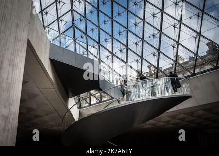 / 06/07/2020 - Frankreich / Ile-de-France (Region) / Paris - Paris, 6. Juli 2020. Dreieinhalb Monate nach der Schließung aufgrund einer Gesundheitskrise öffnet das Louvre-Museum seine Pforten für die Öffentlichkeit... Maskiert. Stockfoto