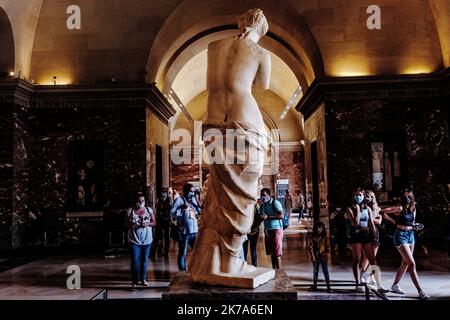 Das Louvre Museum hat Besucher nach der Pandemie von Covid-19 sparsam begrüßt. Besucher müssen sich im Voraus im Internet registrieren und zu einem bestimmten Zeitpunkt anreisen. Stockfoto