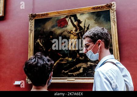 Das Louvre Museum hat Besucher nach der Pandemie von Covid-19 sparsam begrüßt. Besucher müssen sich im Voraus im Internet registrieren und zu einem bestimmten Zeitpunkt anreisen. Stockfoto