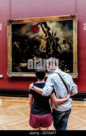 Das Louvre Museum hat Besucher nach der Pandemie von Covid-19 sparsam begrüßt. Besucher müssen sich im Voraus im Internet registrieren und zu einem bestimmten Zeitpunkt anreisen. Stockfoto