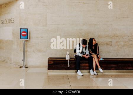 Das Louvre Museum hat Besucher nach der Pandemie von Covid-19 sparsam begrüßt. Besucher müssen sich im Voraus im Internet registrieren und zu einem bestimmten Zeitpunkt anreisen. Stockfoto