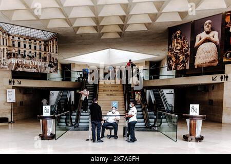 Das Louvre Museum hat Besucher nach der Pandemie von Covid-19 sparsam begrüßt. Besucher müssen sich im Voraus im Internet registrieren und zu einem bestimmten Zeitpunkt anreisen. Stockfoto