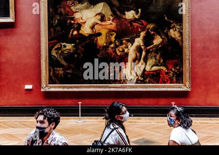 Das Louvre Museum hat Besucher nach der Pandemie von Covid-19 sparsam begrüßt. Besucher müssen sich im Voraus im Internet registrieren und zu einem bestimmten Zeitpunkt anreisen. Stockfoto