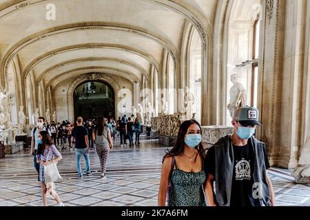 Das Louvre Museum hat Besucher nach der Pandemie von Covid-19 sparsam begrüßt. Besucher müssen sich im Voraus im Internet registrieren und zu einem bestimmten Zeitpunkt anreisen. Stockfoto