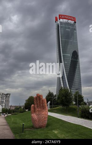 Mailand, Italien - 26. Juni 2022: Modernes Generali-Gebäude in Tre Torri mit Handskulptur. Stadtleben Architektur während eines dramatischen Wolkentags in der Lombardei. Stockfoto