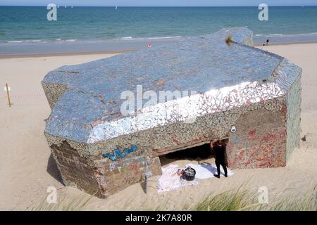 Der Künstler Anonymous demontiert am 18. Juli 2020 sein berühmtes Spiegelblockhaus am Strand im Küstendorf Leffrinckkoucke in Nordfrankreich bei Dunkirk Stockfoto