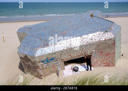 Der Künstler Anonymous demontiert am 18. Juli 2020 sein berühmtes Spiegelblockhaus am Strand im Küstendorf Leffrinckkoucke in Nordfrankreich bei Dunkirk Stockfoto