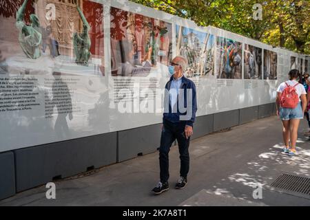 ©PHOTOPQR/LE PARISIEN/Sarah ANDERSEN ; Paris ; 22/07/2020 ; L'Exposition photo sur Notre-Dame a été inaugurée rue du Cloître-Notre-Dame, ce mercredi 22 juillet . Plus d'un an après l'incendie, cette Exposition rend Hommage aux dizaines d'hommes de Terrain qui travaillent à la rekonstruktion de l'édifice. L'Exposition a été inaugurée par le général -Jean-Louis-Georgelin, en présence du maire de Paris-Centre, -Ariel-weil. Paris, Frankreich, juli 22. 2020 - die Fotoausstellung über Notre-Dame wurde am Mittwoch, den 22. Juli, in der Rue du Cloître-Notre-Dame eröffnet. Mehr als ein Jahr nach dem Brand, diese e Stockfoto