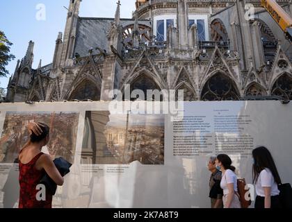 ©PHOTOPQR/LE PARISIEN/Sarah ANDERSEN ; Paris ; 22/07/2020 ; L'Exposition photo sur Notre-Dame a été inaugurée rue du Cloître-Notre-Dame, ce mercredi 22 juillet . Plus d'un an après l'incendie, cette Exposition rend Hommage aux dizaines d'hommes de Terrain qui travaillent à la rekonstruktion de l'édifice. L'Exposition a été inaugurée par le général -Jean-Louis-Georgelin, en présence du maire de Paris-Centre, -Ariel-weil. Paris, Frankreich, juli 22. 2020 - die Fotoausstellung über Notre-Dame wurde am Mittwoch, den 22. Juli, in der Rue du Cloître-Notre-Dame eröffnet. Mehr als ein Jahr nach dem Brand, diese e Stockfoto