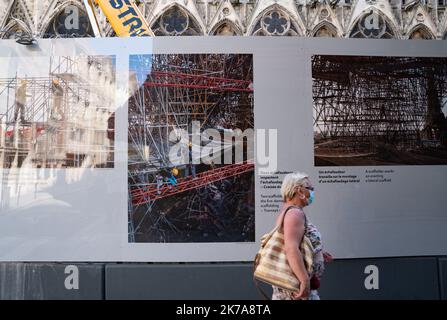 ©PHOTOPQR/LE PARISIEN/Sarah ANDERSEN ; Paris ; 22/07/2020 ; L'Exposition photo sur Notre-Dame a été inaugurée rue du Cloître-Notre-Dame, ce mercredi 22 juillet . Plus d'un an après l'incendie, cette Exposition rend Hommage aux dizaines d'hommes de Terrain qui travaillent à la rekonstruktion de l'édifice. L'Exposition a été inaugurée par le général -Jean-Louis-Georgelin, en présence du maire de Paris-Centre, -Ariel-weil. Paris, Frankreich, juli 22. 2020 - die Fotoausstellung über Notre-Dame wurde am Mittwoch, den 22. Juli, in der Rue du Cloître-Notre-Dame eröffnet. Mehr als ein Jahr nach dem Brand, diese e Stockfoto