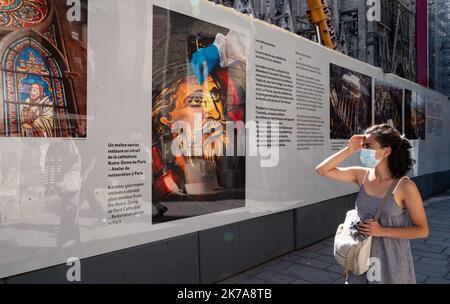 ©PHOTOPQR/LE PARISIEN/Sarah ANDERSEN ; Paris ; 22/07/2020 ; L'Exposition photo sur Notre-Dame a été inaugurée rue du Cloître-Notre-Dame, ce mercredi 22 juillet . Plus d'un an après l'incendie, cette Exposition rend Hommage aux dizaines d'hommes de Terrain qui travaillent à la rekonstruktion de l'édifice. L'Exposition a été inaugurée par le général -Jean-Louis-Georgelin, en présence du maire de Paris-Centre, -Ariel-weil. Paris, Frankreich, juli 22. 2020 - die Fotoausstellung über Notre-Dame wurde am Mittwoch, den 22. Juli, in der Rue du Cloître-Notre-Dame eröffnet. Mehr als ein Jahr nach dem Brand, diese e Stockfoto