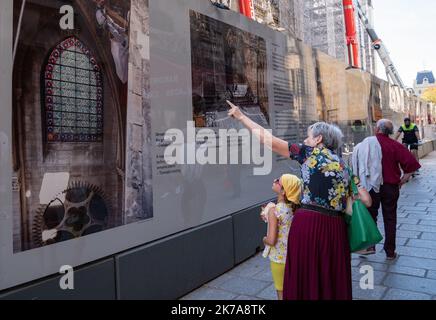 ©PHOTOPQR/LE PARISIEN/Sarah ANDERSEN ; Paris ; 22/07/2020 ; L'Exposition photo sur Notre-Dame a été inaugurée rue du Cloître-Notre-Dame, ce mercredi 22 juillet . Plus d'un an après l'incendie, cette Exposition rend Hommage aux dizaines d'hommes de Terrain qui travaillent à la rekonstruktion de l'édifice. L'Exposition a été inaugurée par le général -Jean-Louis-Georgelin, en présence du maire de Paris-Centre, -Ariel-weil. Paris, Frankreich, juli 22. 2020 - die Fotoausstellung über Notre-Dame wurde am Mittwoch, den 22. Juli, in der Rue du Cloître-Notre-Dame eröffnet. Mehr als ein Jahr nach dem Brand, diese e Stockfoto