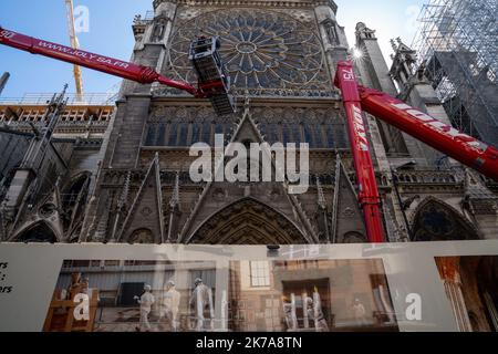 ©PHOTOPQR/LE PARISIEN/Sarah ANDERSEN ; Paris ; 22/07/2020 ; L'Exposition photo sur Notre-Dame a été inaugurée rue du Cloître-Notre-Dame, ce mercredi 22 juillet . Plus d'un an après l'incendie, cette Exposition rend Hommage aux dizaines d'hommes de Terrain qui travaillent à la rekonstruktion de l'édifice. L'Exposition a été inaugurée par le général -Jean-Louis-Georgelin, en présence du maire de Paris-Centre, -Ariel-weil. Paris, Frankreich, juli 22. 2020 - die Fotoausstellung über Notre-Dame wurde am Mittwoch, den 22. Juli, in der Rue du Cloître-Notre-Dame eröffnet. Mehr als ein Jahr nach dem Brand, diese e Stockfoto