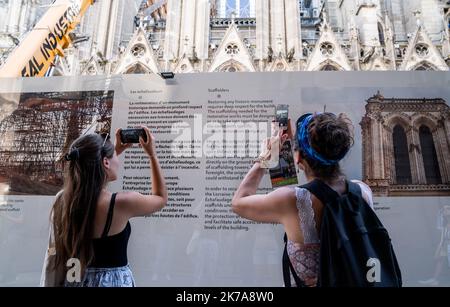 ©PHOTOPQR/LE PARISIEN/Sarah ANDERSEN ; Paris ; 22/07/2020 ; L'Exposition photo sur Notre-Dame a été inaugurée rue du Cloître-Notre-Dame, ce mercredi 22 juillet . Plus d'un an après l'incendie, cette Exposition rend Hommage aux dizaines d'hommes de Terrain qui travaillent à la rekonstruktion de l'édifice. L'Exposition a été inaugurée par le général -Jean-Louis-Georgelin, en présence du maire de Paris-Centre, -Ariel-weil. Paris, Frankreich, juli 22. 2020 - die Fotoausstellung über Notre-Dame wurde am Mittwoch, den 22. Juli, in der Rue du Cloître-Notre-Dame eröffnet. Mehr als ein Jahr nach dem Brand, diese e Stockfoto