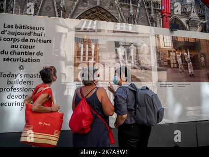 ©PHOTOPQR/LE PARISIEN/Sarah ANDERSEN ; Paris ; 22/07/2020 ; L'Exposition photo sur Notre-Dame a été inaugurée rue du Cloître-Notre-Dame, ce mercredi 22 juillet . Plus d'un an après l'incendie, cette Exposition rend Hommage aux dizaines d'hommes de Terrain qui travaillent à la rekonstruktion de l'édifice. L'Exposition a été inaugurée par le général -Jean-Louis-Georgelin, en présence du maire de Paris-Centre, -Ariel-weil. Paris, Frankreich, juli 22. 2020 - die Fotoausstellung über Notre-Dame wurde am Mittwoch, den 22. Juli, in der Rue du Cloître-Notre-Dame eröffnet. Mehr als ein Jahr nach dem Brand, diese e Stockfoto