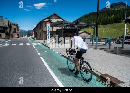 ©Michael Bunel / Le Pictorium/MAXPPP - Michael Bunel / Le Pictorium - 09/07/2020 - Frankreich / Provence-Alpes-Cote d'Azur - Illustration, un cycliste arrive au sommet du col de Montgenevre. Pour la deuxieme annee consecutive, je suis le parcours de deux jeunes parisiens, christopher et Edouard sur le GR5. ILS ont sont repartys de Modane ou ils etaient arrives l'annee derniere pour se rendre jusqu'a Saint Paul sur Ubaye. UN parcours d'une centaine de kilometres entre Savoie et Hautes Alpes / 09/07/2020 - Frankreich / Provence-Alpes-Cote d'Azur - Illustration, ein Radfahrer erreicht den Gipfel des Col de Stockfoto