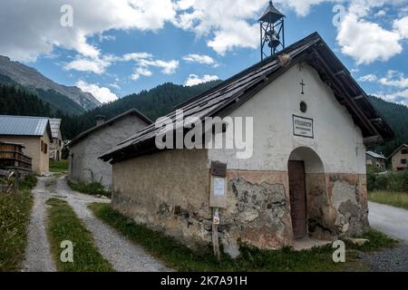 ©Michael Bunel / Le Pictorium/MAXPPP - Michael Bunel / Le Pictorium - 11/07/2020 - Frankreich / Provence-Alpes-Cote d'Azur - Chapelle Saint Elisabeth de Villar Saint pancrace, Les Ayes. Pour la deuxieme annee consecutive, je suis le parcours de deux jeunes parisiens, christopher et Edouard sur le GR5. ILS ont sont repartys de Modane ou ils etaient arrives l'annee derniere pour se rendre jusqu'a Saint Paul sur Ubaye. UN parcours d'une centaine de kilometres entre Savoie et Hautes Alpes. 11 Juillet 2020. Les Ayes. Frankreich. / 11/07/2020 - Frankreich / Provence-Alpes-Cote d'Azur - Chapelle Saint Elisabeth Stockfoto