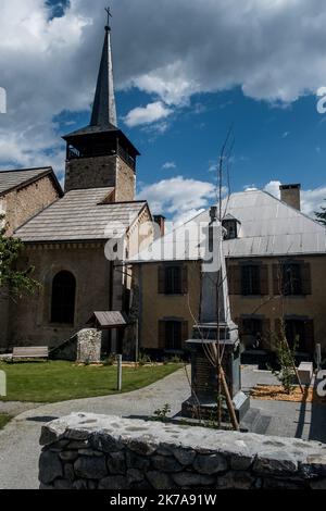 ©Michael Bunel / Le Pictorium/MAXPPP - Michael Bunel / Le Pictorium - 11/07/2020 - Frankreich / Provence-Alpes-Cote d'Azur - Eglise de la ville de Saint Pancrace. Pour la deuxieme annee consecutive, je suis le parcours de deux jeunes parisiens, christopher et Edouard sur le GR5. ILS ont sont repartys de Modane ou ils etaient arrives l'annee derniere pour se rendre jusqu'a Saint Paul sur Ubaye. UN parcours d'une centaine de kilometres entre Savoie et Hautes Alpes. 11 Jullet 2020. Saint Pancrace, Frankreich. / 11/07/2020 - Frankreich / Provence-Alpes-Cote d'Azur - Kirche in der Stadt Saint Pancrace. Für t Stockfoto