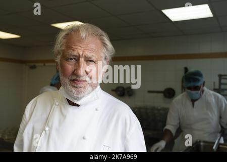 â©PHOTOPQR/LA PROVENCE/TOMASELLI Antoine ; Marseille ; 23/07/2020 ; Le Chef Pierre GAGNAIRE dans les cuisines de la LÃ©gion EtrangÃ¨re. Lieux: LÃ©gion EtrangÃ¨re 1er RÃ©giment, Aubagne. GAGNAIRE Pierre - 2020/07/23. Der berühmte französische Chefkoch Pierre GAGNAIRE in den Küchen der Fremdenlegion Stockfoto