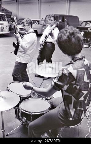 DIE ENGLISCHE Popgruppe, DIE 1964 in einer Garage im Norden Londons mit Honey Lantree o Drums probt und den Van der Gruppe fährt, WIRD VON HONEY Lantree GEPROBT Stockfoto