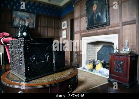 ©PHOTOPQR/VOIX DU NORD/1 ; 24/07/2020 ; Condette, le 24/07/2020, Visite du Château d'Hardelot, Centre culturel de l'Entente cordiale à Condette PHOTO ZACK AJILI LA VOIX DU Nord - Schloss Hardelot, lokal bekannt als Château d'Hardelot, liegt auf einem Feld neben dem Dorf Condette, im Département Pas-de-Calais in Frankreich. Die Burg wurde mehrmals von den Franzosen, Engländern und Burgunderen eingenommen und wiederaufgenommen. Im 17.. Jahrhundert ließ Kardinal Richelieu das Schloss von Hardelot demontieren und das Schloss wurde zu einem Bauernhof. Stockfoto