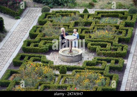 ©PHOTOPQR/VOIX DU NORD/1 ; 24/07/2020 ; Condette, le 24/07/2020, Visite du Château d'Hardelot, Centre culturel de l'Entente cordiale à Condette PHOTO ZACK AJILI LA VOIX DU Nord - Schloss Hardelot, lokal bekannt als Château d'Hardelot, liegt auf einem Feld neben dem Dorf Condette, im Département Pas-de-Calais in Frankreich. Die Burg wurde mehrmals von den Franzosen, Engländern und Burgunderen eingenommen und wiederaufgenommen. Im 17.. Jahrhundert ließ Kardinal Richelieu das Schloss von Hardelot demontieren und das Schloss wurde zu einem Bauernhof. Stockfoto