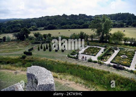 ©PHOTOPQR/VOIX DU NORD/1 ; 24/07/2020 ; Condette, le 24/07/2020, Visite du Château d'Hardelot, Centre culturel de l'Entente cordiale à Condette PHOTO ZACK AJILI LA VOIX DU Nord - Schloss Hardelot, lokal bekannt als Château d'Hardelot, liegt auf einem Feld neben dem Dorf Condette, im Département Pas-de-Calais in Frankreich. Die Burg wurde mehrmals von den Franzosen, Engländern und Burgunderen eingenommen und wiederaufgenommen. Im 17.. Jahrhundert ließ Kardinal Richelieu das Schloss von Hardelot demontieren und das Schloss wurde zu einem Bauernhof. Stockfoto