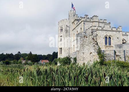 ©PHOTOPQR/VOIX DU NORD/1 ; 24/07/2020 ; Condette, le 24/07/2020, Visite du Château d'Hardelot, Centre culturel de l'Entente cordiale à Condette PHOTO ZACK AJILI LA VOIX DU Nord - Schloss Hardelot, lokal bekannt als Château d'Hardelot, liegt auf einem Feld neben dem Dorf Condette, im Département Pas-de-Calais in Frankreich. Die Burg wurde mehrmals von den Franzosen, Engländern und Burgunderen eingenommen und wiederaufgenommen. Im 17.. Jahrhundert ließ Kardinal Richelieu das Schloss von Hardelot demontieren und das Schloss wurde zu einem Bauernhof. Stockfoto