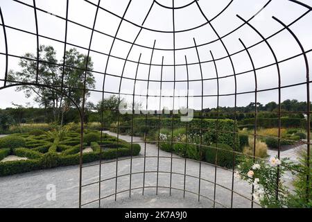 ©PHOTOPQR/VOIX DU NORD/1 ; 24/07/2020 ; Condette, le 24/07/2020, Visite du Château d'Hardelot, Centre culturel de l'Entente cordiale à Condette PHOTO ZACK AJILI LA VOIX DU Nord - Schloss Hardelot, lokal bekannt als Château d'Hardelot, liegt auf einem Feld neben dem Dorf Condette, im Département Pas-de-Calais in Frankreich. Die Burg wurde mehrmals von den Franzosen, Engländern und Burgunderen eingenommen und wiederaufgenommen. Im 17.. Jahrhundert ließ Kardinal Richelieu das Schloss von Hardelot demontieren und das Schloss wurde zu einem Bauernhof. Stockfoto